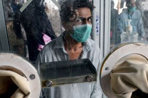 Un hombre espera a un trabajador de la salud para que le tome una muestra para realizar una prueba de coronavirus en Karachi, Pakistán. Foto Afp
