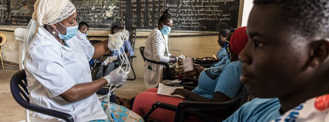 Enfermeras extraen sangre de donadores, en Dakar, Senegal. Foto Xinhua
