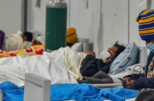 Pacientes con Covid-19 son atendidos en el hospital regional Honorio Delgado, en Arequipa, Perú. Foto Afp