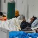 Pacientes con Covid-19 son atendidos en el hospital regional Honorio Delgado, en Arequipa, Perú. Foto Afp