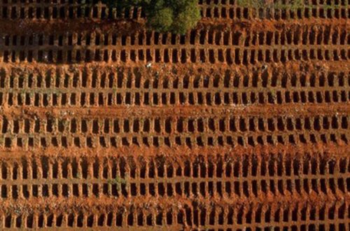 Vista aérea del cementerio Vila Formosa, durante la pandemia de coronavirus, a las afueras de Sao Paulo, Brasil. Foto Afp