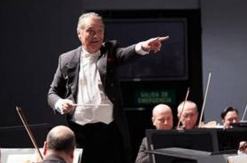 "La música está demostrando ante la crisis sanitaria que no es superflua", aseguró Eduardo Diazmuñoz, director de la orquesta. Foto cortesía de la OSUANL