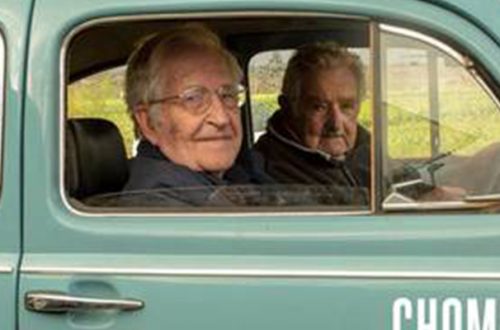 El cineasta Saúl Alvídrez logró un encuentro entre Noam Chomsky y José Mujica en Uruguay. Foto del documental tomada del sitio www.kickstarter.com