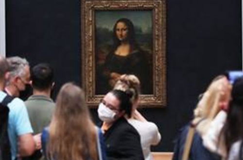 El museo parisino prevé recibir a 7 mil personas al día frente a las 30 mil que visitaban el recinto antes de la contingencia sanitaria. El descenso de espectadores será aprovechado por quienes no habían podido ver 'La Mona Lisa' debido a la afluencia masiva. Foto Xinhua
