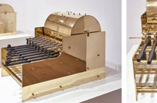 Reyes transformó partes de armas de fuego para hacer cajas de música que reproducen fragmentos de melodías de los países donde se fabricaron los artefactos; por ejemplo, en la imagen de la derecha, una caja que interpreta a Vivaldi y en la que se emplearon Berettas. Foto cortesía del artista.