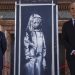Italia entregó a Francia la obra atribuida al artista británico Bansky en homenaje a las victimas de los atentados de París, que había sido robada del teatro Bataclán en 2019 y fue hallada cerca de Roma. Foto Ap