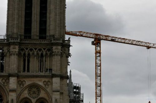 Una grúa se encuentra junto a la Catedral de Notre Dame. Foto AP