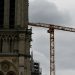 Una grúa se encuentra junto a la Catedral de Notre Dame. Foto AP