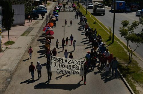 Mueres del Ejido Puebla, en el municipio de Chenalhó, durante una marcha para solicitar intervención de las autoridades toda vez que su comunidad ha sido desplazada por la violencia ejercida por grupos paramilitares. Foto Cuartoscuro / archivo