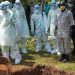 Miembros del equipo de aislamiento del condado de Bungoma entierran el ataúd del doctor Doreen Lugaliki, de 39 años, el primer médico keniano fallecido de Covid-19 en Nairobi, Kenia. Foto Afp