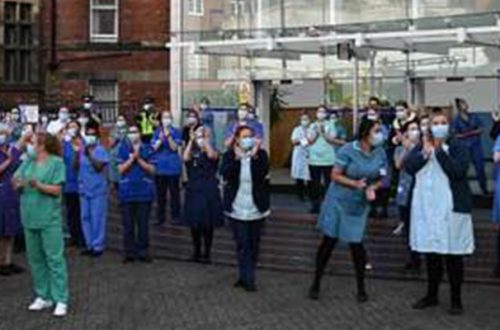 En medio de la crisis, con un aplauso fue celebrado el 72 aniversario de la creación del sistema público de salud en Reino Unido. Foto Afp