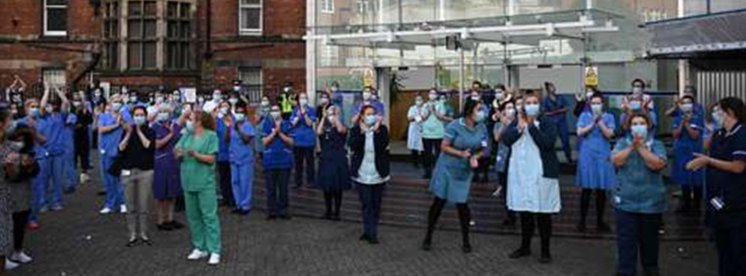 En medio de la crisis, con un aplauso fue celebrado el 72 aniversario de la creación del sistema público de salud en Reino Unido. Foto Afp