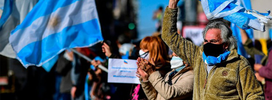 Argentinos de diferentes puntos del país salieron a las calles para manifestarse contra las medidas sanitarias por el Covid-19. Foto Afp