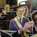 Este martes fueron colocadas figuras de cartón con la silueta de Álvaro Uribe en el Congreso de Colombia. Foto Afp