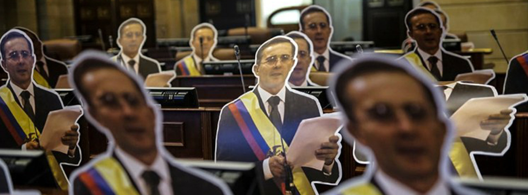 Este martes fueron colocadas figuras de cartón con la silueta de Álvaro Uribe en el Congreso de Colombia. Foto Afp