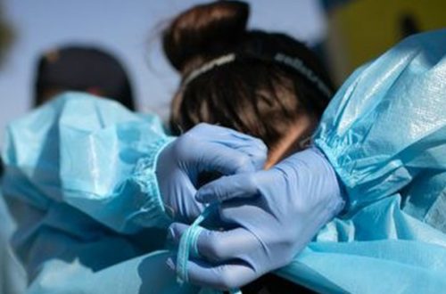 Una doctora se coloca el uniforme protector contra el coronavirus en Austin, Texas. Foto Afp