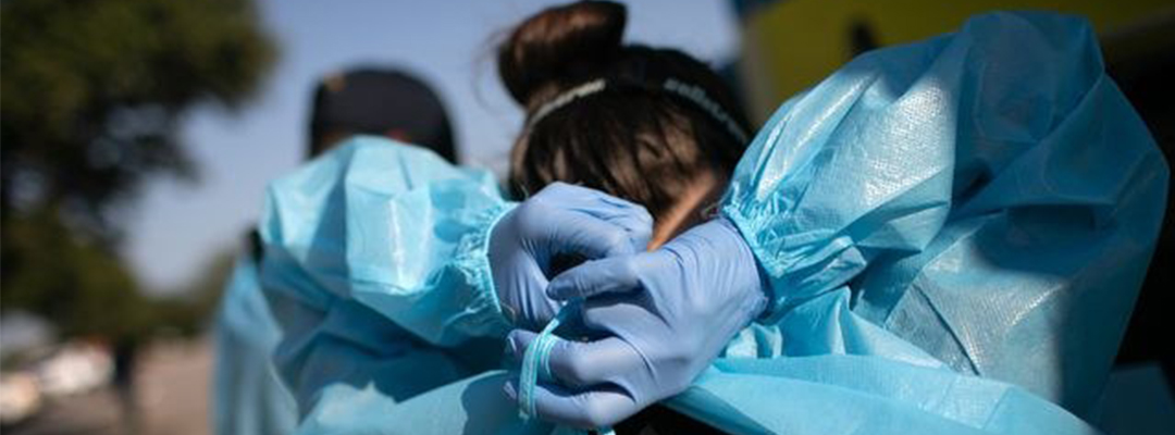 Una doctora se coloca el uniforme protector contra el coronavirus en Austin, Texas. Foto Afp