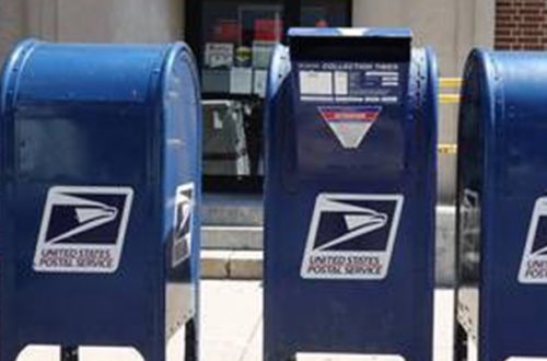 El jefe de la Casa Blanca se opone a una solicitud de financiamiento de emergencia al servicio postal, que podría ser clave en los comicios de noviembre. Foto Afp