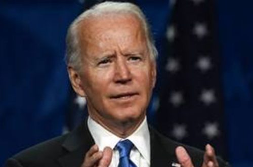 El exvicepresidente Joe Biden aceptó ayer la nominación del Partido Demócrata para contender por la presidencia de Estados Unidos, durante un discurso en el último día de la convención nacional, que este año se llevó a cabo de manera virtual debido a la pandemia. Foto Afp