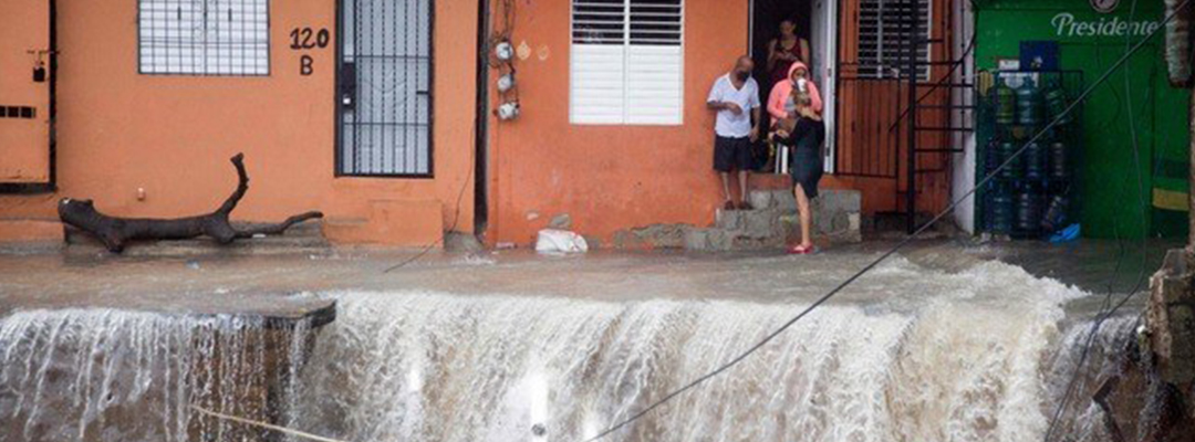 El agua corre como ríos por las calles de Santo Domingo, causando el colapso de viviendas, como efecto del paso de la tormenta tropical ‘Laura’. Foto Afp