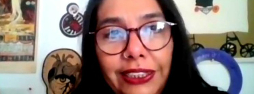 Cintia Bolio participó en el conversatorio virtual 'Monera: ser mujer tiene su chiste', dentro del Primer Festival para Leer en Libertad, de las calles a las redes, organizado por la Brigada para Leer en Libertad. Imagen tomada de la transmisión en vivo.