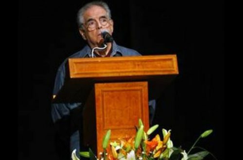 El dramaturgo José Luis Ibáñez, pilar del teatro universitario, falleció ayer a los 87 años. En la imagen, durante un homenaje al escritor Carlos Monsiváis en el Teatro de la Ciudad de México, en 2010. Foto Marco Peláez.