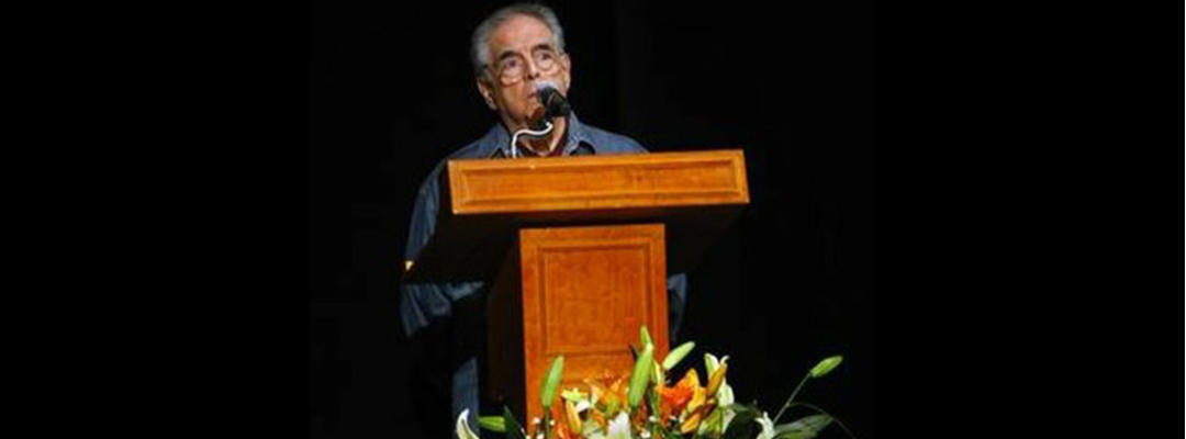 El dramaturgo José Luis Ibáñez, pilar del teatro universitario, falleció ayer a los 87 años. En la imagen, durante un homenaje al escritor Carlos Monsiváis en el Teatro de la Ciudad de México, en 2010. Foto Marco Peláez.