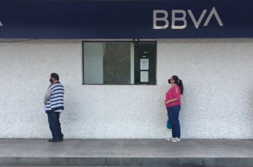 Instituciones bancarias reportaron que entre abril y junio de este año se detuvieron las solicitudes de crédito a través de tarjetas. Foto Cristina Rodríguez / Archivo
