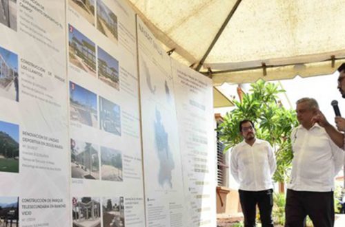 El presidente López Obrador escucha la explicación del titular de Sedatu, Román Meyer, sobre las obras de reconstrucción en Nayarit tras el paso de "Willa" en 2018. Foto Presidencia