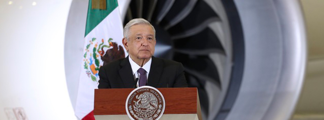 El presidente Andrés Manuel López Obrador durante una conferencia en el aeropuerto capitalino. Foto Luis Castillo / Archivo