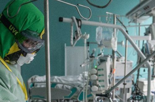 Un trabajador de la salud cuida a un paciente enfermo de Covid-19 en una unidad de cuidados intensivos, en el Centro Nacional de Investigación Médica para Endocrinología en Moscú, Rusia. Foto Xinhua