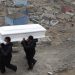 Trabajadores del cementerio Mártires 19 de julio, en Lima, Perú, cargan un ataúd con restos de una persona fallecida por Covid-19. Foto Ap