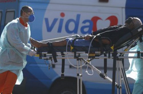 Trabajadores médicos trasladan a paciente con síntomas de Covid-19 al hospital regional de Asa Norte, en Brasilia, Brasil. Foto Xinhua