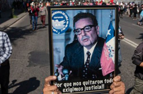 Familiares de víctimas de la dictadura chilena marchan para conmemorar el 47 aniversario del golpe de Estado contra Salvador Allende. Foto Ap