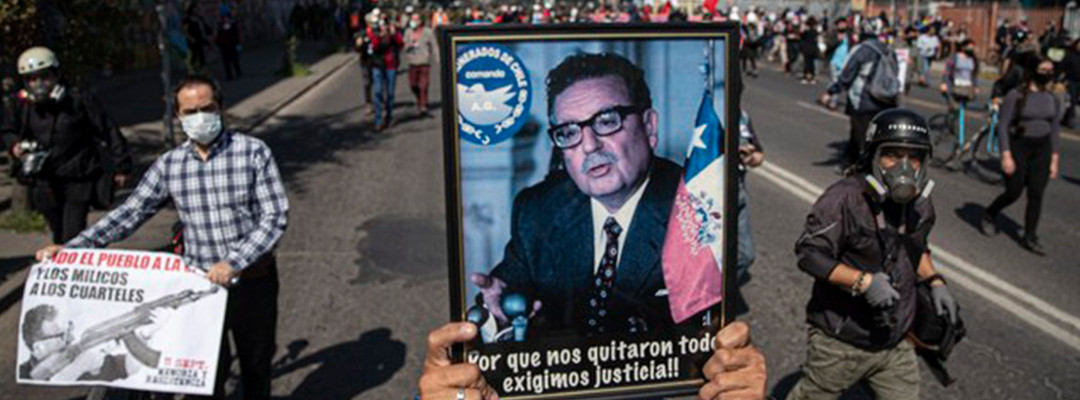 Familiares de víctimas de la dictadura chilena marchan para conmemorar el 47 aniversario del golpe de Estado contra Salvador Allende. Foto Ap