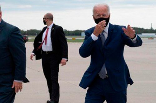 El candidato presidencial demócrata, Joe Biden, a su llegada a Wisconsin. Foto Afp