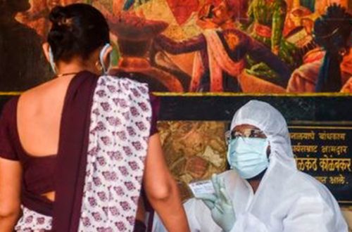 India, segundo país más poblado del planeta, registró el lunes 4.2 millones de contagios desde que empezó la crisis sanitaria, frente a los 4.12 millones en Brasil y los 6.25 millones en EU. Foto Afp