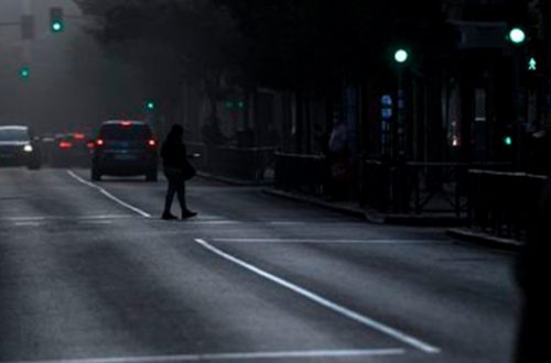 Personas cruzan la calle en un vecindario que se encuentra en confinamiento parcial en Usera, Madrid. Foto Afp