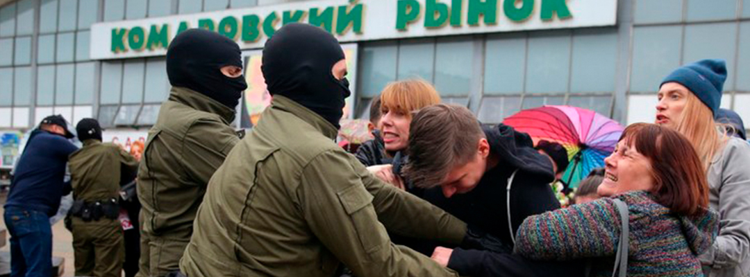 Ayer se enfrentaron una vez más las fuerzas del orden con manifestantes, durante una protesta para exigir la liberación de la opositora María Kolesnikova. Foto Afp