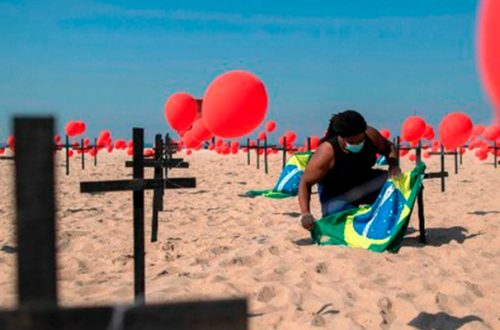 Homenaje a víctimas del Covid-19 organizado por la ONG Río de Paz en la playa de Copacabana. Foto Afp/ Archivo