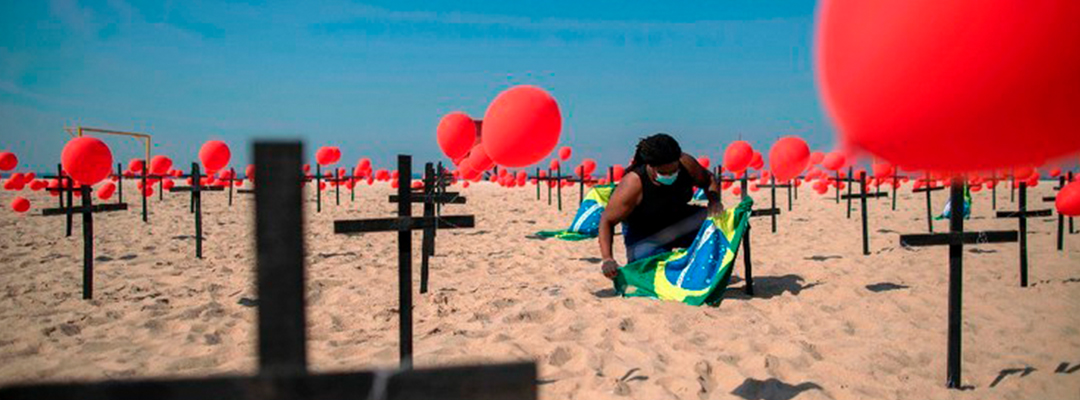 Homenaje a víctimas del Covid-19 organizado por la ONG Río de Paz en la playa de Copacabana. Foto Afp/ Archivo