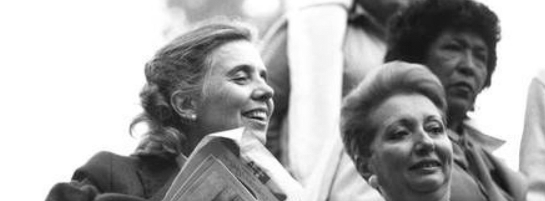 Las escritoras Elena Poniatowska y Julieta Campos en una imagen de 1987, cuando asistieron a la presentación del montaje Bodas de sangre realizado por el Laboratorio de Teatro Campesino e Indígena en Chapultepec. Foto 'La Jornada'