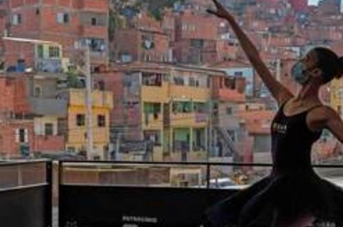 Mariana Sousa, estudiante del ballet de Paraisópolis, fundado por M+onica Tarragó en 2012, es una de los 200 estudiantes que siguieron trabajando de forma virtual tras el cierre de actividades provocado por la pandemia del nuevo coronavirus. Foto Afp