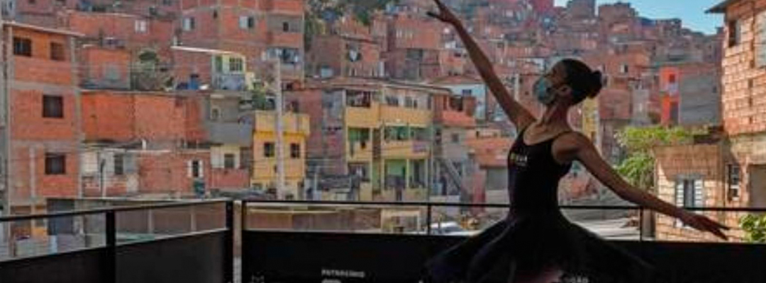 Mariana Sousa, estudiante del ballet de Paraisópolis, fundado por M+onica Tarragó en 2012, es una de los 200 estudiantes que siguieron trabajando de forma virtual tras el cierre de actividades provocado por la pandemia del nuevo coronavirus. Foto Afp