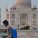 Un hombre desinfecta las instalaciones del monumento Taj Mahal que fue reabierto después de estar cerrado durante más de seis meses debido a la pandemia en Agra, India, el lunes 21 de septiembre de 2020. Foto Ap