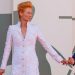 El director Pedro Almodóvar y la actriz Tilda Swinton posan durante la alfombra roja de la cinta ‘The human voice’, durante la 77 edición del Festival Internacional de Cine de Venecia, el 3 de septiembre 2020. Foto Ap