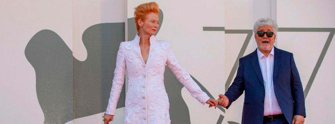 El director Pedro Almodóvar y la actriz Tilda Swinton posan durante la alfombra roja de la cinta ‘The human voice’, durante la 77 edición del Festival Internacional de Cine de Venecia, el 3 de septiembre 2020. Foto Ap