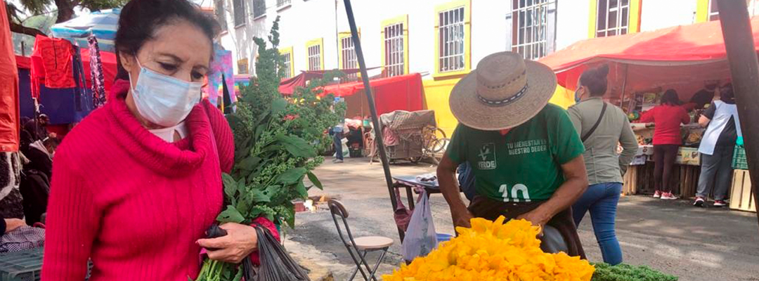Un hombre vende flor de calabaza en el pueblo de Santiago Tepalcatlalpan, en la alcaldía Xochimilco, Ciudad de México. Foto Luis Castillo