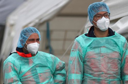 Personal médico esperan para tomar una muestra de un voluntario para examinarlo en busca de coronavirus en Munich, Alemania. Foto Ap