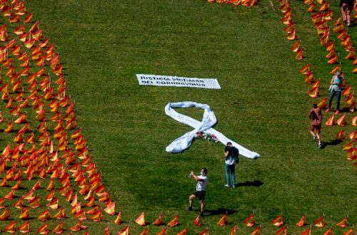 Una asociación de familias de víctimas del coronavirus colocaron 53 mil banderas españolas en un parque de la capital del país ibérico para honrar a sus muertos y exigir justicia. Foto Ap